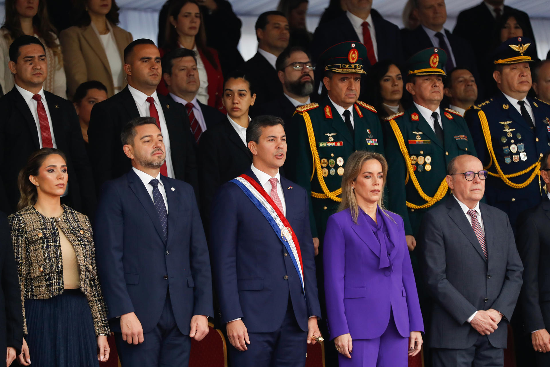 De izquierda a derecha la diputada, Fabiana Souto; el vicepresidente de Paraguay, Pedro Alliana; el presidente de Paraguay, Santiago Peña; la primera dama, Leticia Ocampos, y el presidente de la Corte Suprema de Justicia, César Dieselen, asisten a la conmemoración de los 488 años de fundación de Asunción este viernes, en Asunción (Paraguay). EFE/ Juan Pablo Pino