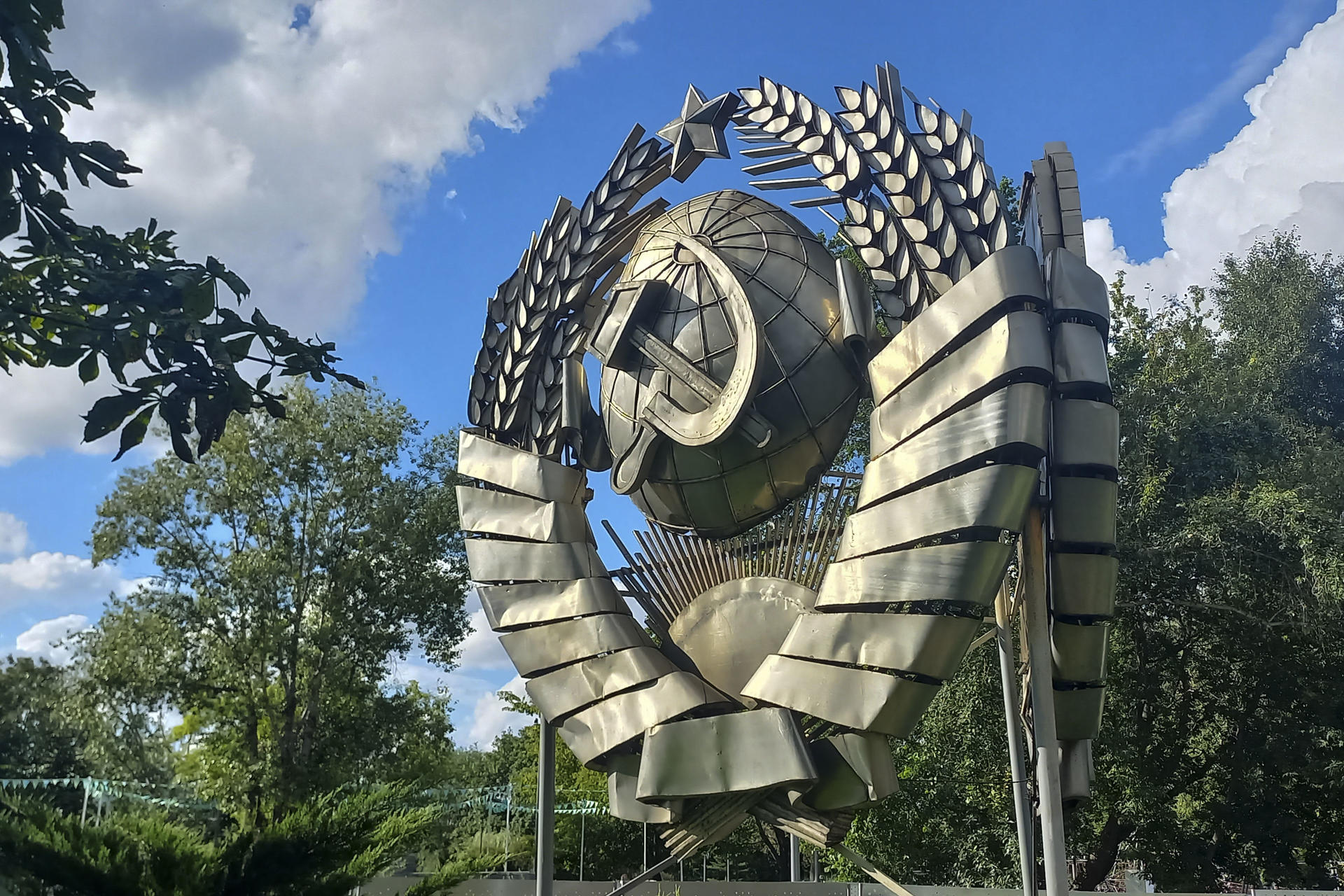 Monumento al comunismo ruso en el Parque de las Artes "Muzeón" de Moscú, Rusia, en una imagen del 7 de agosto de 2025. La rehabilitación de la figura de Stalin ha alcanzado su cénit en Rusia con la revisión del histórico XX Congreso del Partido Comunista de la antigua Unión Soviética. EFE/ Ignacio Ortega