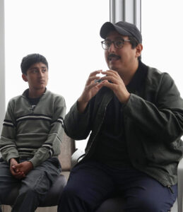 El director de cine Augusto Zegarra (d) habla durante una entrevista con EFE este viernes, en Lima (Perú). EFE/ Paolo Aguilar