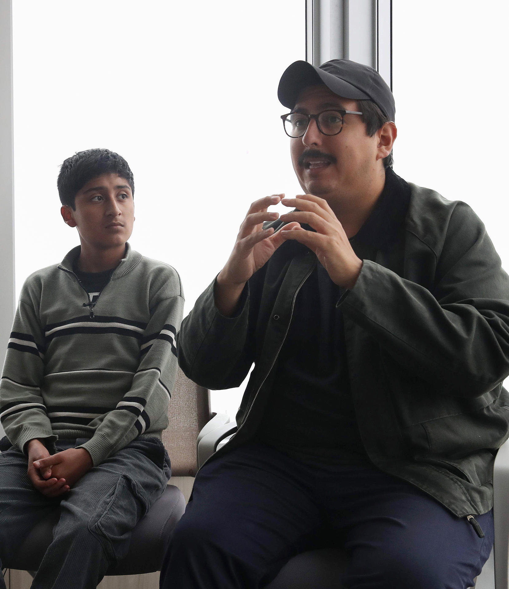 El director de cine Augusto Zegarra (d) habla durante una entrevista con EFE este viernes, en Lima (Perú). EFE/ Paolo Aguilar