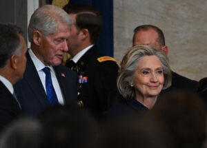 Foto de archivo del expresidente estadounidense Bill Clinton y la exsecretaria de Estado Hillary Clinton EFE/RICKY CARIOTI / POOL