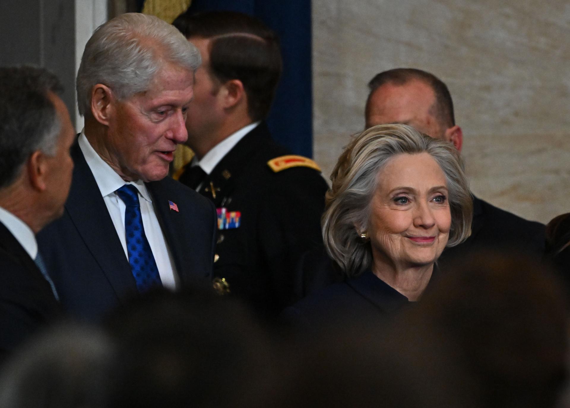 Foto de archivo del expresidente estadounidense Bill Clinton y la exsecretaria de Estado Hillary Clinton EFE/RICKY CARIOTI / POOL