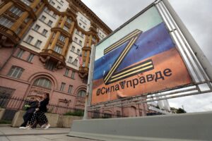 Un cartel que muestra el símbolo del ejército ruso Z en los colores de la cinta de San Jorge se exhibe frente al edificio principal de la Embajada de EE. UU. en Moscú, Rusia, 14 de agosto de 2025. El presidente de EE. UU., Trump, se reunirá con el presidente ruso Putin en Alaska, EE. UU., el 15 de agosto de 2025. (Rusia, Moscú) EFE/EPA/MAXIM SHIPENKOV