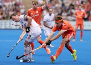 El neerlandés Derck de Vilder (d) y la alemana Mats Grambusch durante la final del EuroHockey Championships 2025 en Moenchengladbach, Alemania. EFE/EPA/RONALD WITTEK