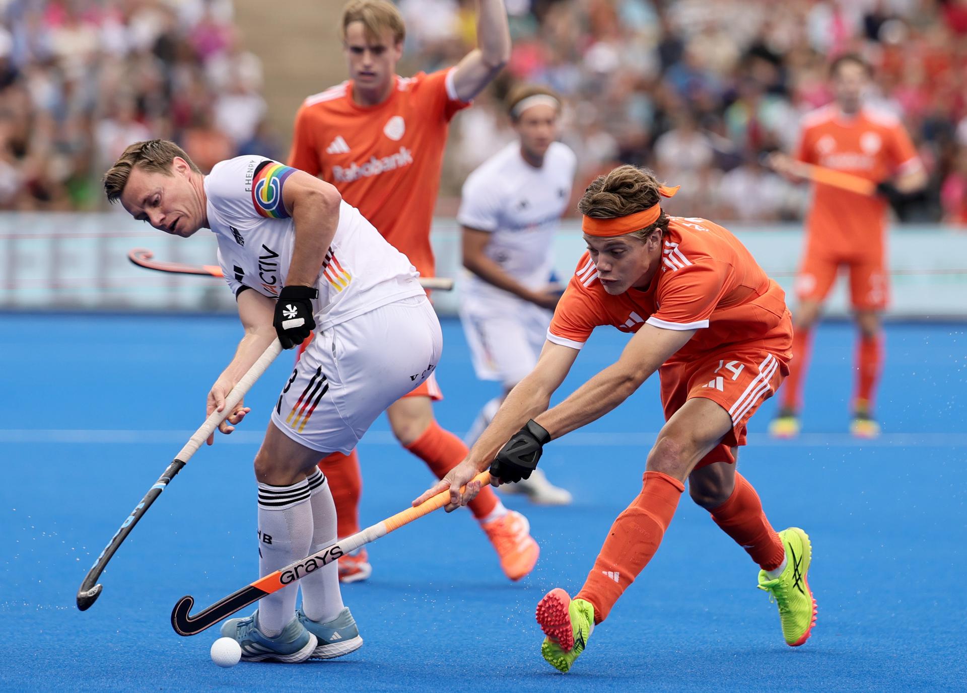 El neerlandés Derck de Vilder (d) y el alemán Mats Grambusch durante la final del EuroHockey Championships 2025 en Moenchengladbach, Alemania. EFE/EPA/RONALD WITTEK

