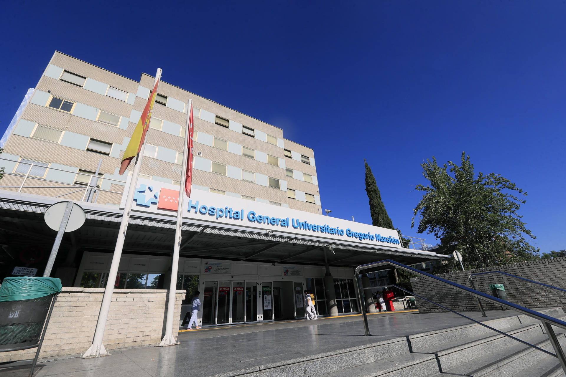 Vista exterior de la entrada principal del Hospital General Universitario Gregorio Marañón, en una imagen de archivo. EFE/Fernando Alvarado