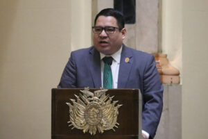 Fotografía de archivo del fiscal general del Estado boliviano, Roger Mariaca, durante una conferencia de prensa, en La Paz (Bolivia). EFE/Luis Gandarillas