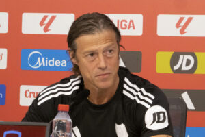 El nuevo entrenador del Sevilla, el argentino Matías Almeyda, ofrece una rueda de prensa después del entrenamiento del equipo este viernes con vistas al inicio de la Liga. EFE/David Arjona