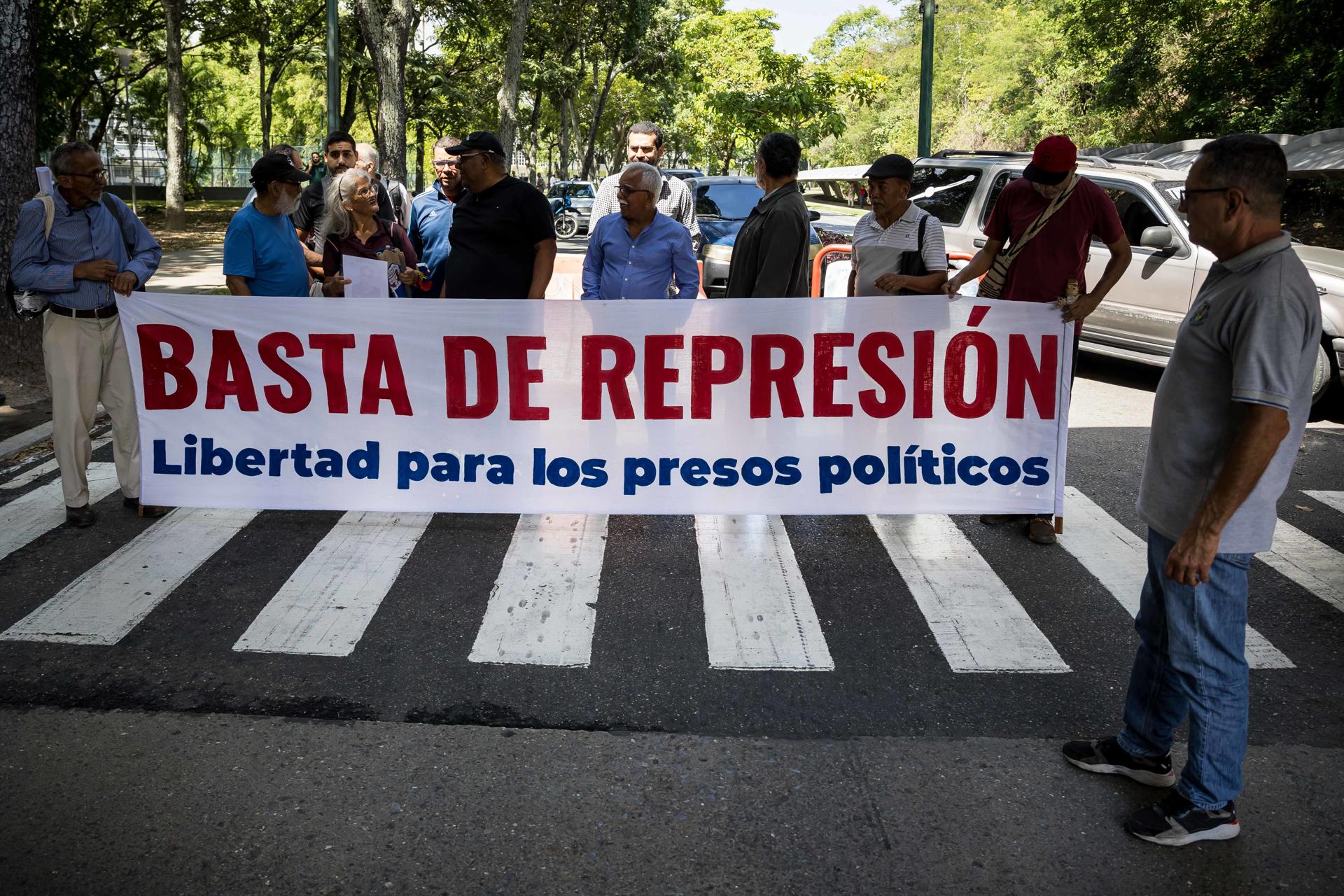 Personas se manifiestan durante una rueda de prensa este jueves, en Caracas (Venezuela). EFE/ Miguel Gutierrez