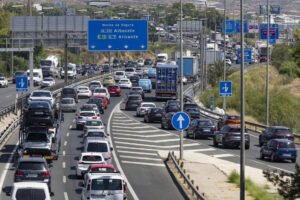 Retenciones de tráfico en el enlace de la A-30 y la A-7 a la altura de Espinardo, (Murcia), este viernes durante la operación salida de vacaciones de agosto. EFE/Marcial Guillén