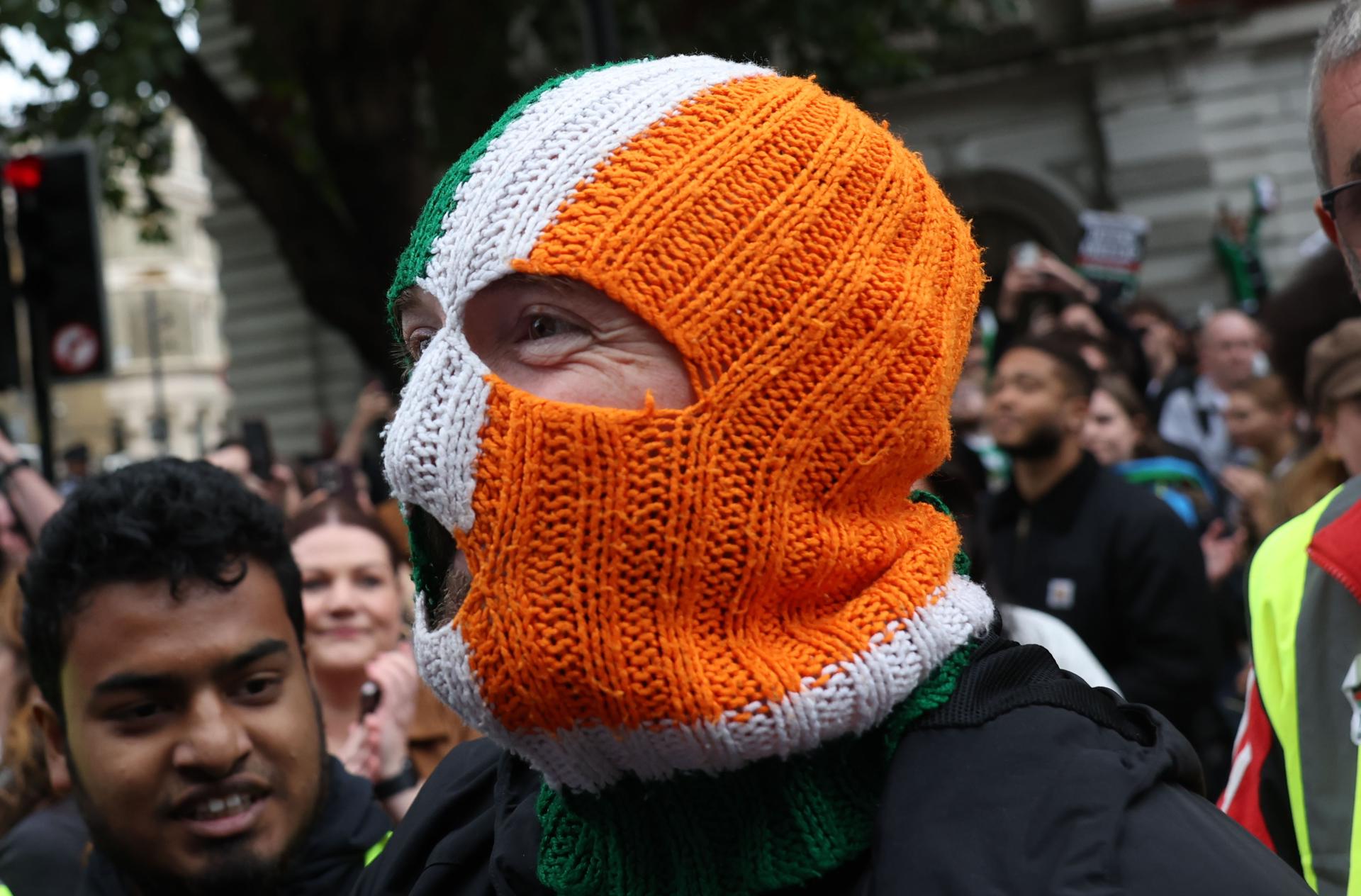 - J. J. O Dochartaigh de Kneecap sale del Tribunal de Magistrados de Westminster en Londres, Reino Unido, 20 de agosto de 2025. El músico, que se presenta bajo el nombre artístico de Mo Chara y también es conocido como Liam Og O hAnnaidh, compareció ante el tribunal acusado de terrorismo por exhibir una bandera de Hezbollah en un concierto de noviembre de 2024. Ahora enfrenta un mes de espera para saber si se desestimarán los cargos. (Terrorismo, Terrorista, Reino Unido, Londres, Hizbulá/Hezbolá) EFE/EPA/NEIL HALL
