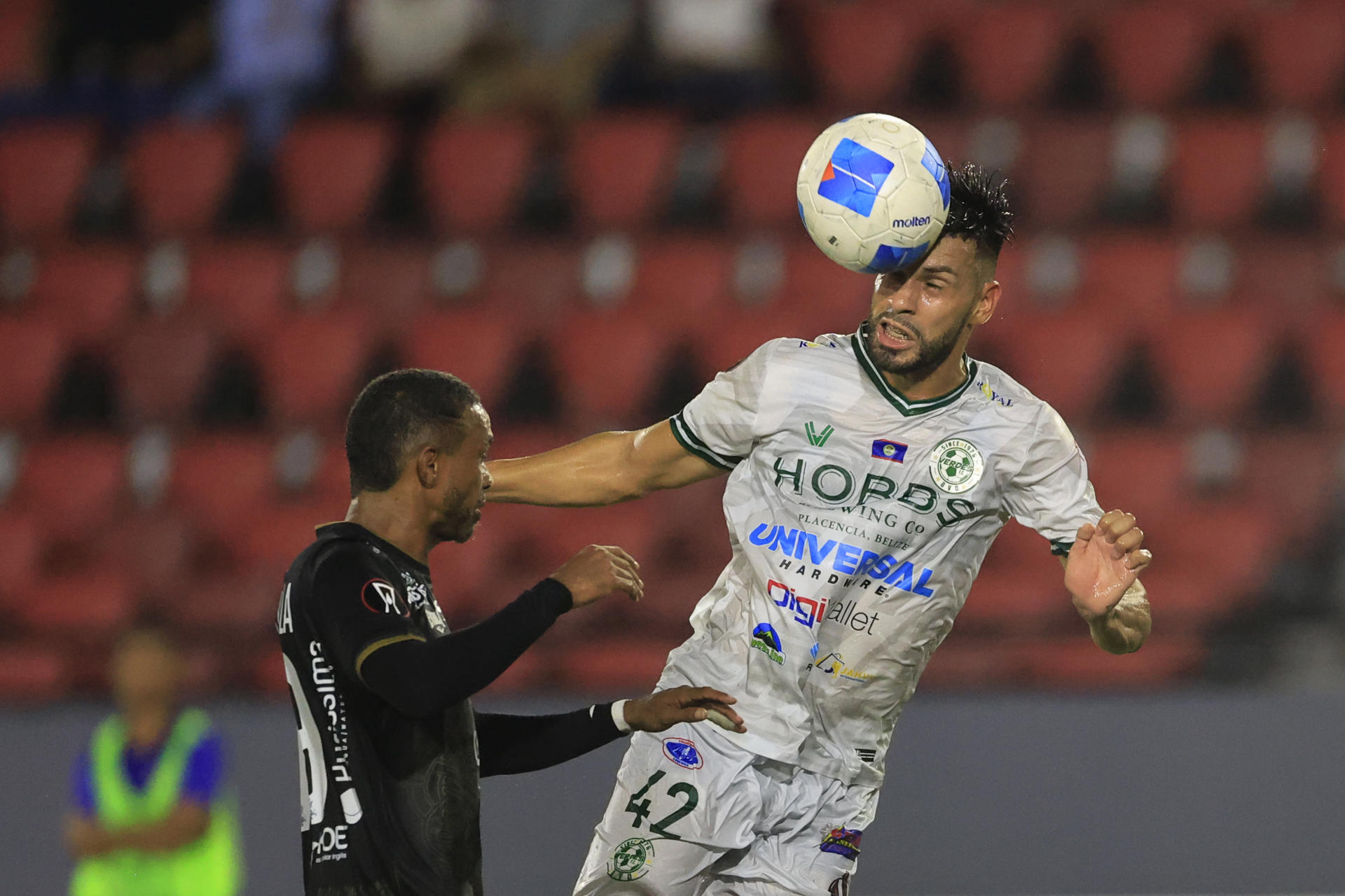 Marlon Avila (i) de Independiente disputa el balón con Richard Monges de Verdes este jueves, en un partido de la fase de grupos de la Copa Centroamericana de Concacaf. EFE/ Bienvenido Velasco

