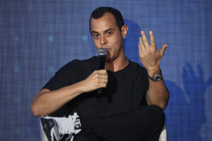 El productor Alejandro Pabón habla en el foro 'Puerto Rico como motor global en la música y entretenimiento', organizado por GFR Media y la Agencia EFE este martes, en San Juan (Puerto Rico). EFE/ Thais Llorca