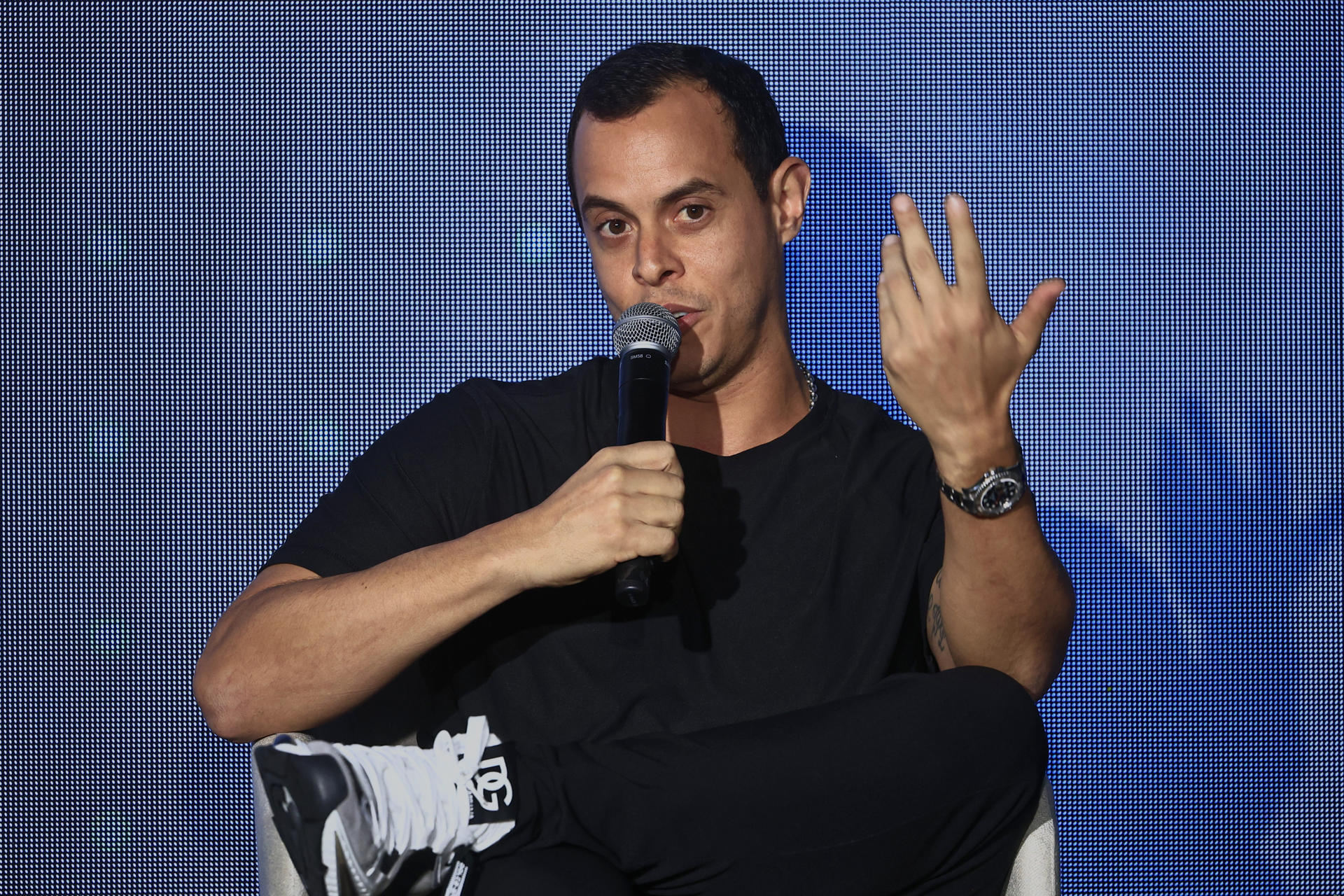 El productor Alejandro Pabón habla en el foro 'Puerto Rico como motor global en la música y entretenimiento', organizado por GFR Media y la Agencia EFE este martes, en San Juan (Puerto Rico). EFE/ Thais Llorca