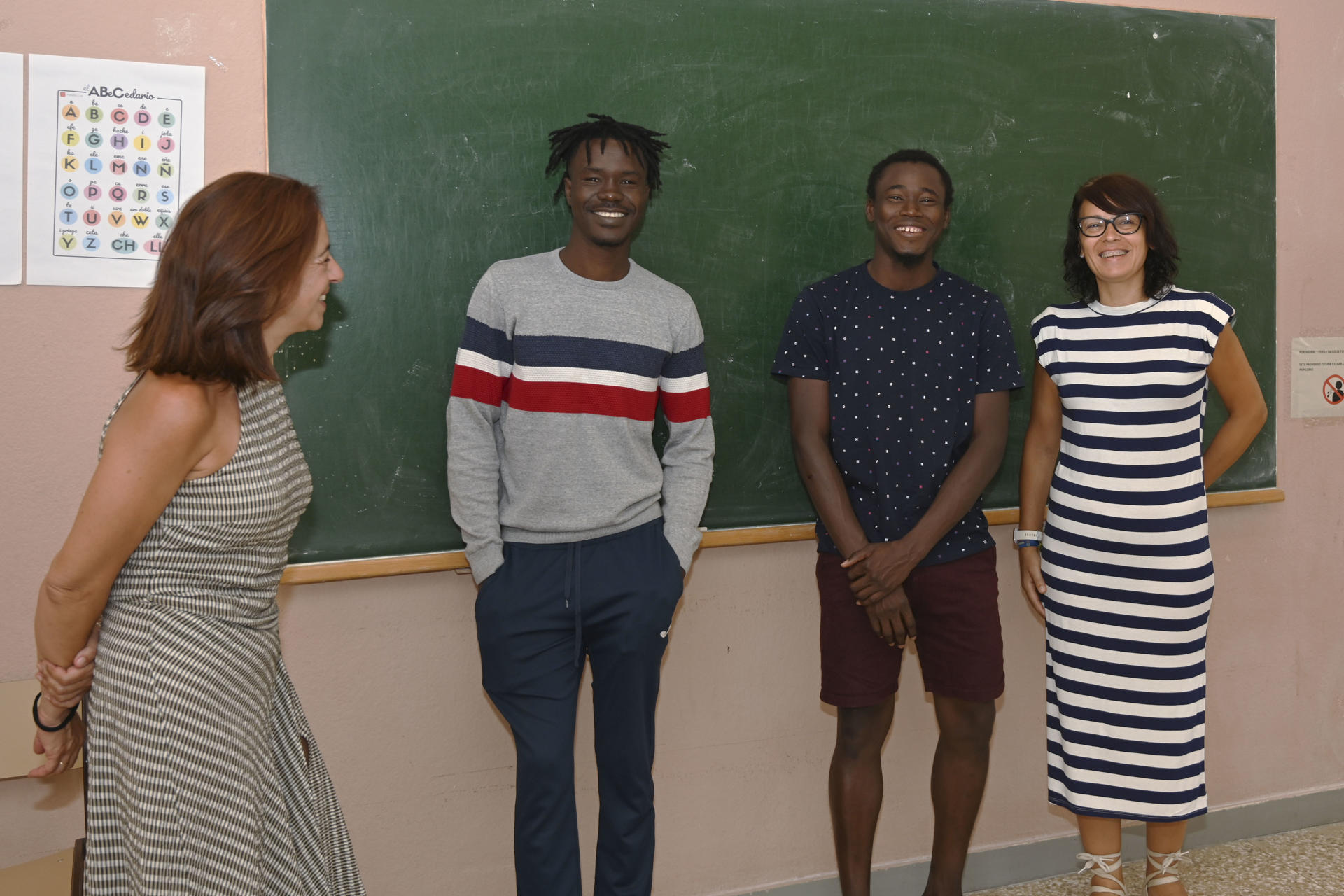 Waly Konate (2i) y Dibassy Ousmane (2d), refugiados de Mali, junto a la orientadora laboral Noemí Montoya (i) y la trabajadora social Julia Regaliza (d) en el dispositivo de protección internacional Teranga, gestionado por el Centro Asistencial San Juan de Dios en Palencia. EFE/ Almudena Álvarez