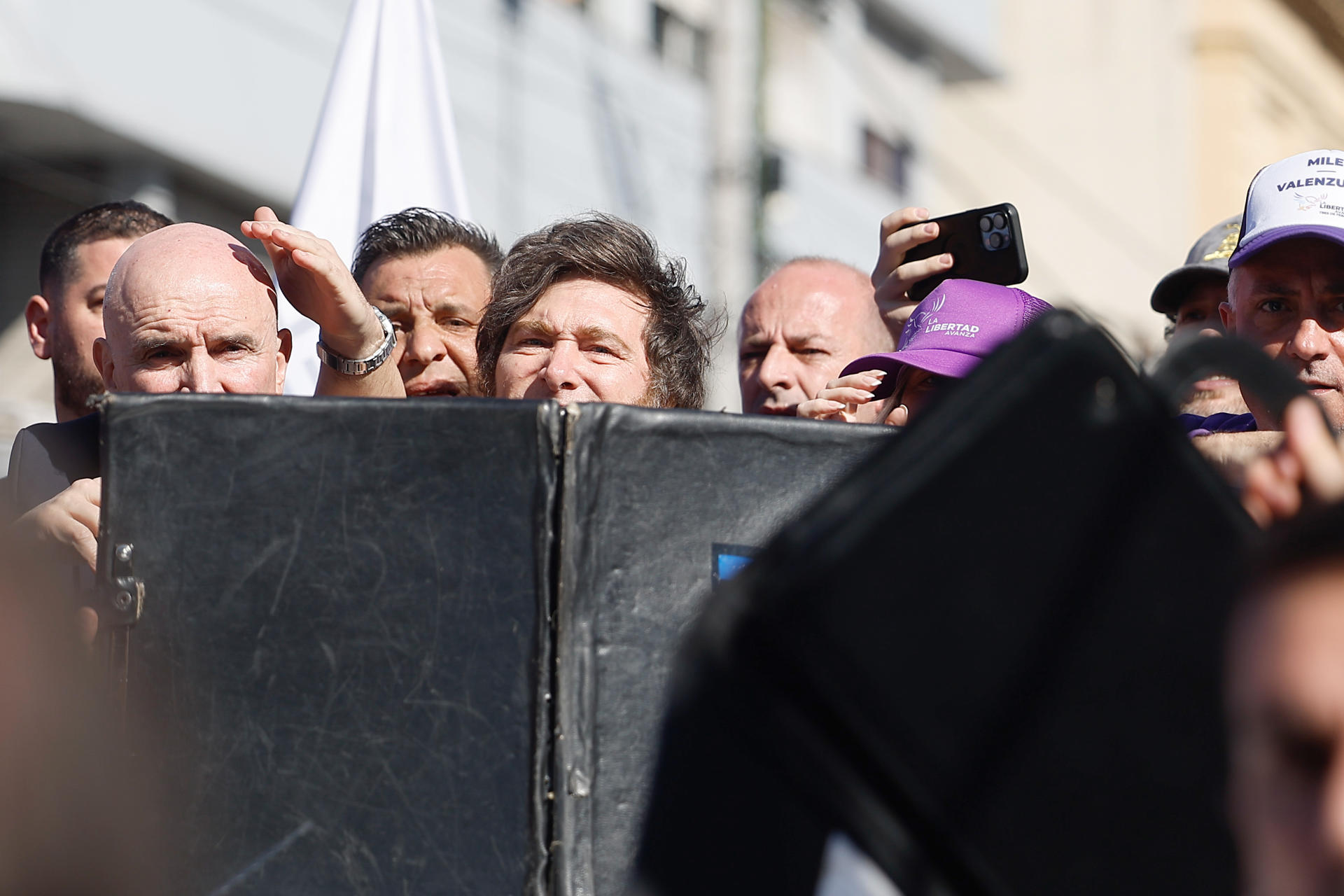 El presidente de Argentina, Javier Milei, es custodiado durante un acto de campaña de candidatos de su partido este miércoles, en Lomas de Zamora (Argentina). EFE/ Juan Ignacio Roncoroni