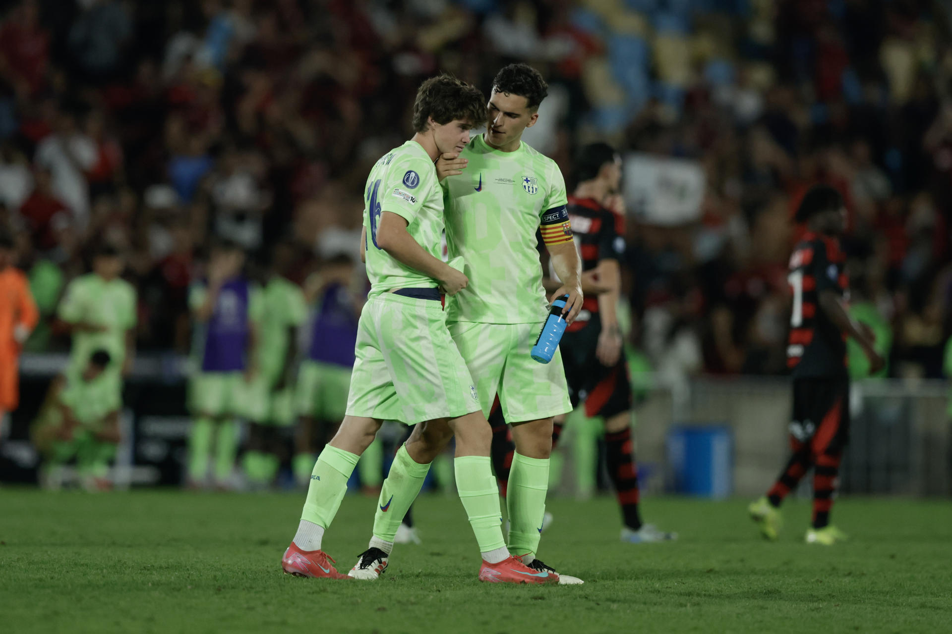 Jugadores del club Barcelona Sub-20 lamentan este sábado la derrota en tanda de penaltis de la final de la Copa Intercontinental de la categoría que perdieron ante Flamengo en el estadio Maracaná, en Río de Janeiro. EFE/ Andre Coelho