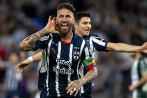 Sergio Ramos (c) de Rayados celebra un gol durante un partido de la Liga MX en el estadio BBVA en Monterrey (México). Fotografía de archivo. EFE/ Miguel Sierra