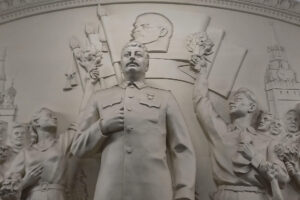 Fotografía de un bajorrelieve dedicado a Stalin inaugurado recientemente en el metro de Moscú, Rusia, tomada el 7 de agosto de 2025. La rehabilitación de la figura de Stalin ha alcanzado su cénit en Rusia con la revisión del histórico XX Congreso del Partido Comunista de la antigua Unión Soviética. EFE/ Ignacio Ortega