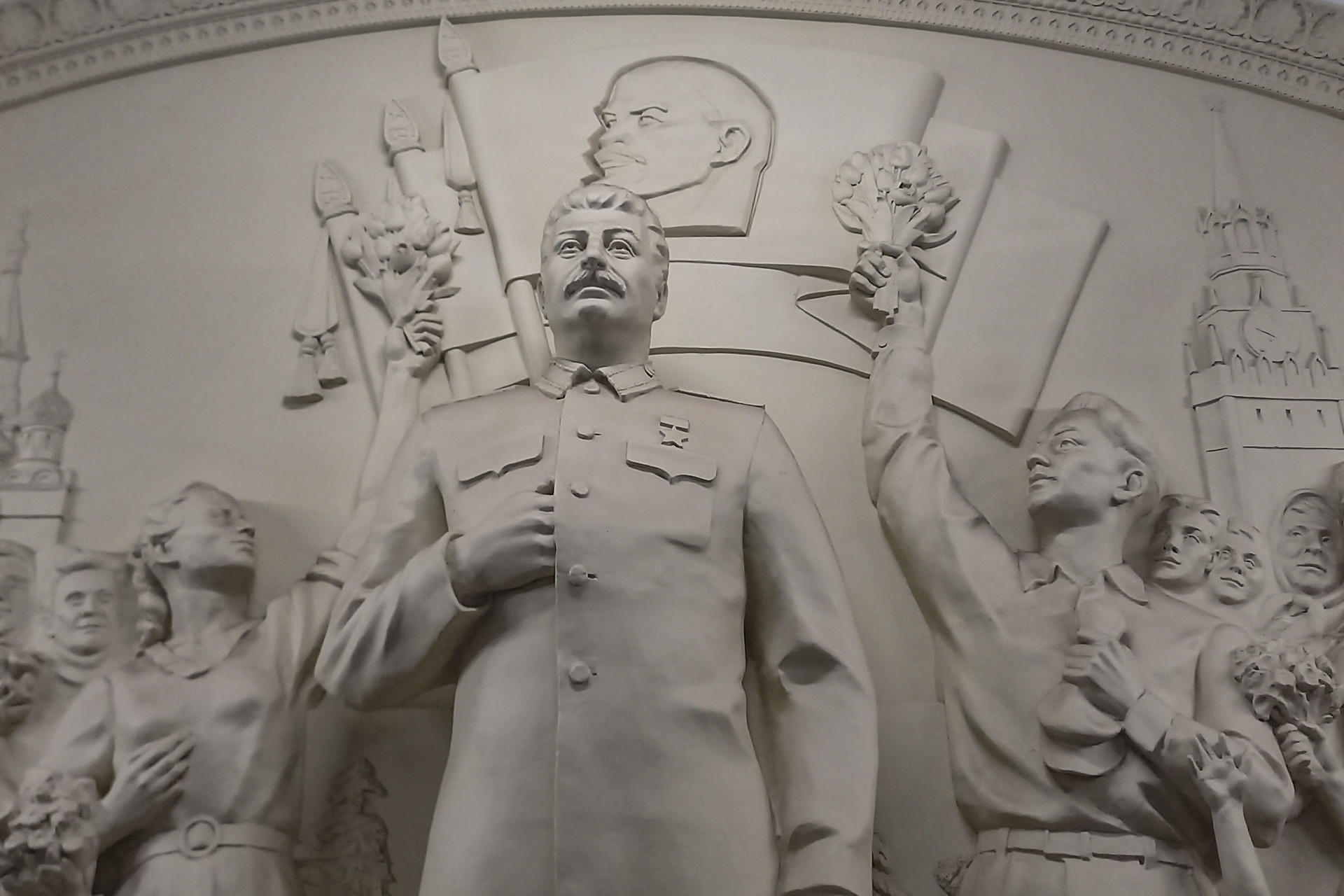 Fotografía de un bajorrelieve dedicado a Stalin inaugurado recientemente en el metro de Moscú, Rusia, tomada el 7 de agosto de 2025. La rehabilitación de la figura de Stalin ha alcanzado su cénit en Rusia con la revisión del histórico XX Congreso del Partido Comunista de la antigua Unión Soviética. EFE/ Ignacio Ortega