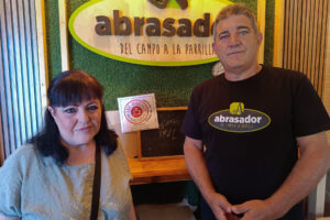 Julia Iniesta, impulsora de la iniciativa Café Pendiente, y Ricardo Calvo dueño de uno de los restaurantes adheridos. El proyecto se basa en una red de vecinos solidarios que hace siete años coordina a ciudadanos y comercios en Alcalá de Henares para responder a las necesidades básicas de las personas más humildes de la localidad, como alimentos o productos de higiene y medicamentos. EFE/ Guillermo Martínez