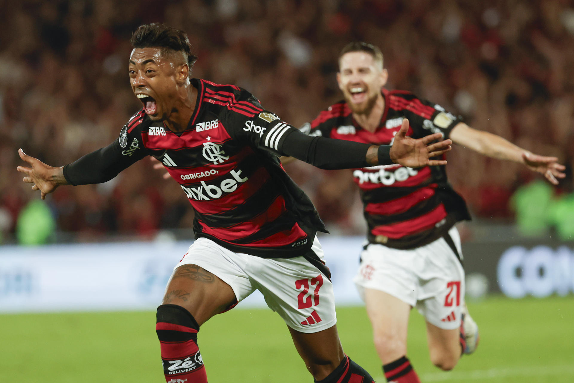 Bruno Henrique (i) de Flamengo celebra su gol durante un partido de octavos de final de la Copa Libertadores. EFE/ Antonio Lacerda
