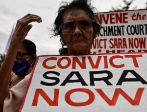 Una anciana filipina sostiene un cartel durante una manifestación para pedir el impeachment de la vicepresidenta Sara Duterte frente al Senado filipino en Manila, Filipinas, el 6 de agosto de 2025. Los manifestantes pidieron a la Corte Suprema y al Senado de Filipinas que cumplan con sus deberes constitucionales y no bloqueen la denuncia por impeachment contra la vicepresidenta Sara Duterte.(Protestas, Filipinas) EFE/EPA/FRANCIS R. MALASIG