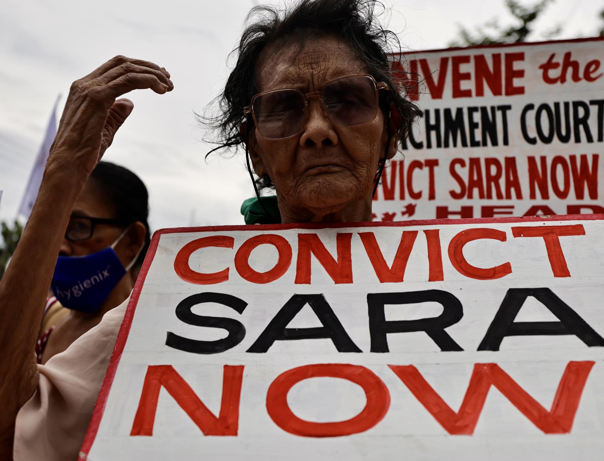 Una anciana filipina sostiene un cartel durante una manifestación para pedir el impeachment de la vicepresidenta Sara Duterte frente al Senado filipino en Manila, Filipinas, el 6 de agosto de 2025. Los manifestantes pidieron a la Corte Suprema y al Senado de Filipinas que cumplan con sus deberes constitucionales y no bloqueen la denuncia por impeachment contra la vicepresidenta Sara Duterte.(Protestas, Filipinas) EFE/EPA/FRANCIS R. MALASIG