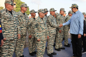 Fotografía cedida por prensa del Palacio de Miraflores del presidente de Venezuela, Nicolás Maduro (d), saludando a miembros de la Milicia Bolivariana este jueves, en Caracas (Venezuela). EFE/ Palacio de Miraflores