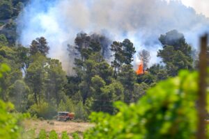 Imagen de la semana pasada de un camión de bomberos en Saint-Laurent-de-la-Cabrerisse, departamento de Aude, sur de Francia. EFE/ Philippe Magoni