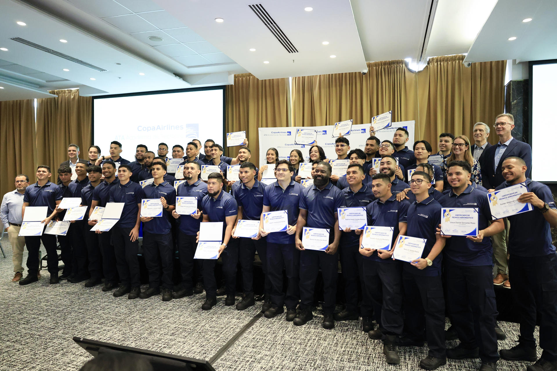 Graduandos y ejecutivos de Copa Airlines posan este martes, 19 de agosto, durante la graduación de 47 técnicos aeronáuticos, en Ciudad de Panamá (Panamá). EFE/Bienvenido Velasco
