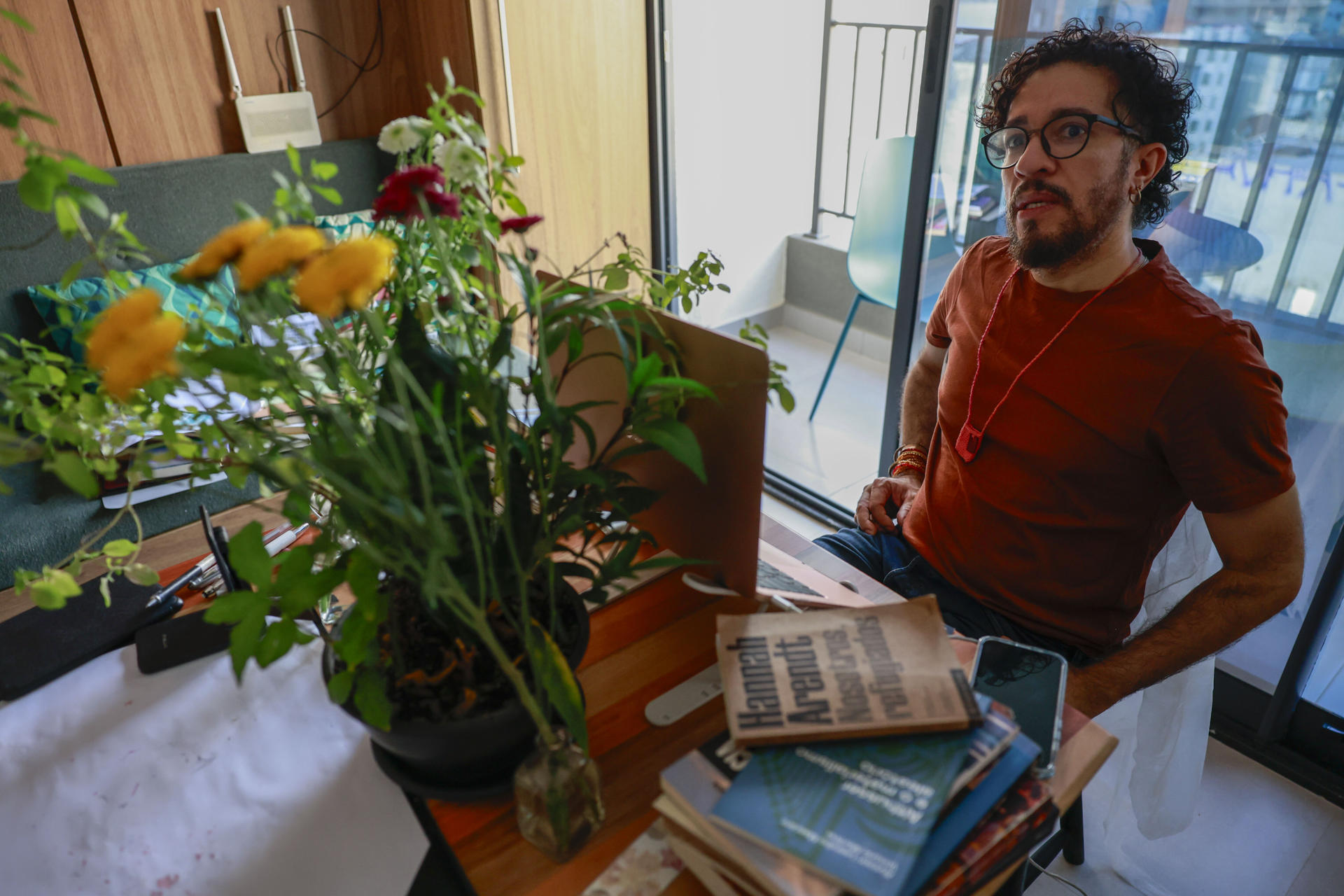Jean Wyllys, el diputado gay que sobrevivió a la industria de la mentira en Brasil Jean Wyllys Santos, uno de los principales defensores de los derechos de la comunidad LGTBIQ+ en Brasil, durante una entrevista con EFE en su casa de São Paulo el pasado 17 de abril, en la que describe como su vida se volvió insoportable cuando la maquinaria de mentiras montada por la extrema derecha se propuso aniquilar su imagen con insultos, humillaciones en público, agresiones y amenazas de muerte. EFE/SEBASTIÃO MOREIRA
