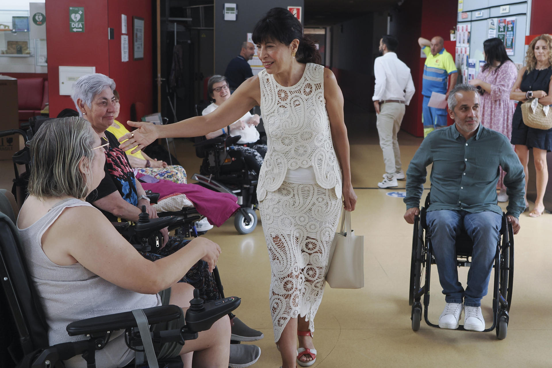 La ministra de Igualdad, Ana Redondo (c), acude a la presentación del proyecto Disca-VioGen, elaborado por la Asociación de personas con lesión medular y otras discapacidades físicas, en un acto en el que ha estado acompañada del presidente de Aspaym Castilla y León Angel de Propios. EFE/ R. García
