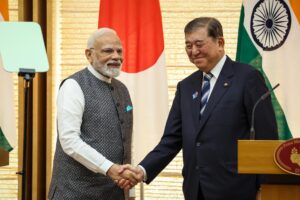El primer ministro de la India, Narendra Modi (izq.), y el primer ministro de Japón, Shigeru Ishiba (der.), se estrechan la mano durante una conferencia de prensa conjunta en Tokio, Japón, el 29 de agosto de 2025. Modi se encuentra de visita diplomática en Japón. (Japón, Tokio) EFE/EPA/TAKASHI AOYAMA / POOL