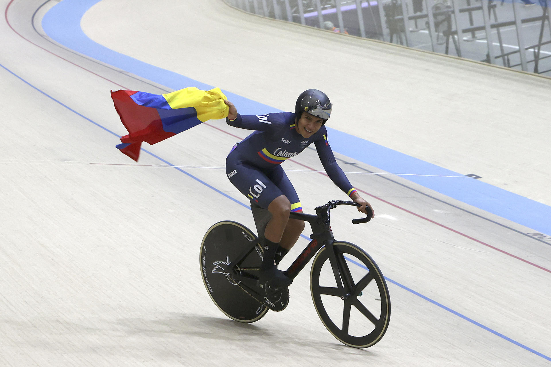 La colombiana Stefany Cuadrado celebra al ganar la medalla de oro en la categoría de ciclismo de pista velocidad femenino, en los II Juegos Panamericanos Junior ASU 2025 este jueves, en Luque (Paraguay). EFE/Rodrigo Sepúlveda
