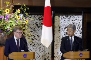 El ministro de Asuntos Exteriores alemán Johann Wadephul (I) y el ministro de Asuntos Exteriores japonés Takeshi Iwaya ofrecen una rueda de prensa tras su reunión en la Casa de Huéspedes Iikura, en Tokio, Japón, 18 de agosto de 2025. 
EFE/EPA/FRANCK ROBICHON
//////////
TOKYO (Japón), 18/08/2025.- El ministro de Asuntos Exteriores alemán Johann Wadephul (I) y el ministro de Asuntos Exteriores japonés Takeshi Iwaya asisten a un anuncio de prensa conjunto tras su reunión en la Casa de Huéspedes Iikura, en Tokio, Japón, 18 de agosto de 2025. En su primer viaje a Asia, el ministro de Asuntos Exteriores Wadephul se reunió con su homólogo japonés para un diálogo estratégico. (Alemania, Japón, Tokio) EFE/EPA/FRANCK ROBICHON