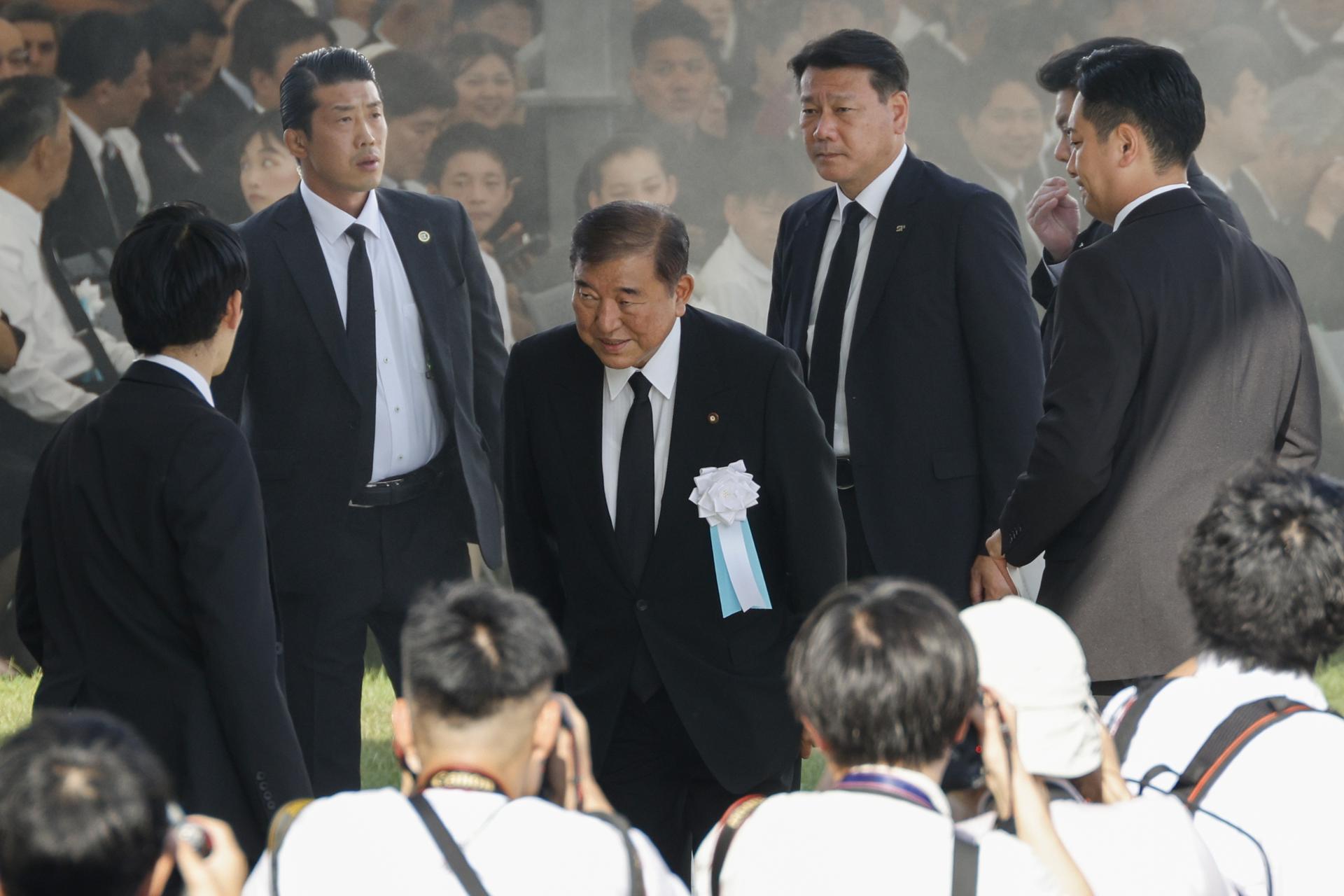 El primer ministro japonés, Shigeru Ishiba (centro), llega a la Ceremonia Conmemorativa de la Paz en el 80 aniversario del bombardeo atómico de Hiroshima en el Parque Conmemorativo de la Paz en Hiroshima, Japón, el 6 de agosto de 2025. EFE/EPA/Franck Robichon