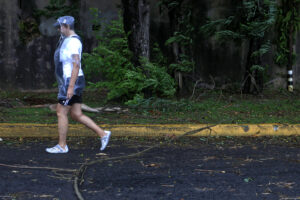 Una persona camina por el viejo San Juan este domingo, en San Juan (Puerto Rico). EFE/ Thais Llorca