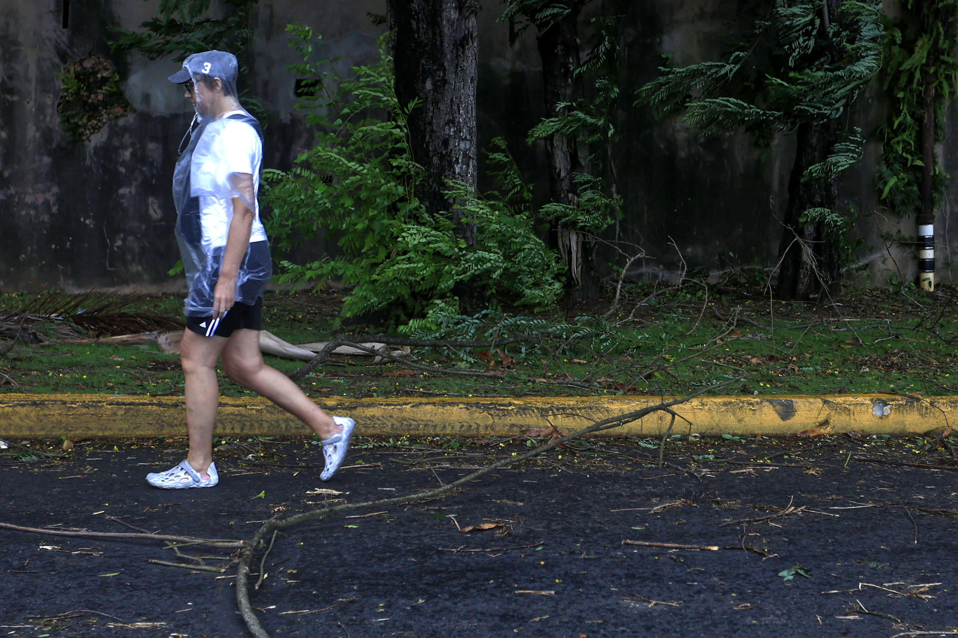 Una persona camina por el viejo San Juan este domingo, en San Juan (Puerto Rico). EFE/ Thais Llorca