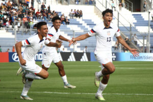Fotografía de Marcos Urisa, en la que puede verse en una imagen de archivo del 20 de mayo de 2023 al futbolista estadounidense Jonathan Gómez (d), durante su participación en el Mundial sub-20 disputado en Argentina. EFE