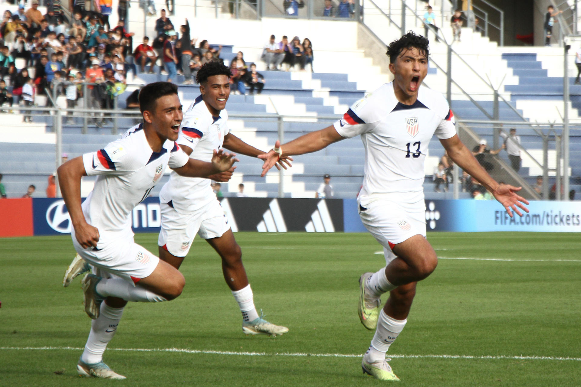 Fotografía de Marcos Urisa, en la que puede verse en una imagen de archivo del 20 de mayo de 2023 al futbolista estadounidense Jonathan Gómez (d), durante su participación en el Mundial sub-20 disputado en Argentina. EFE