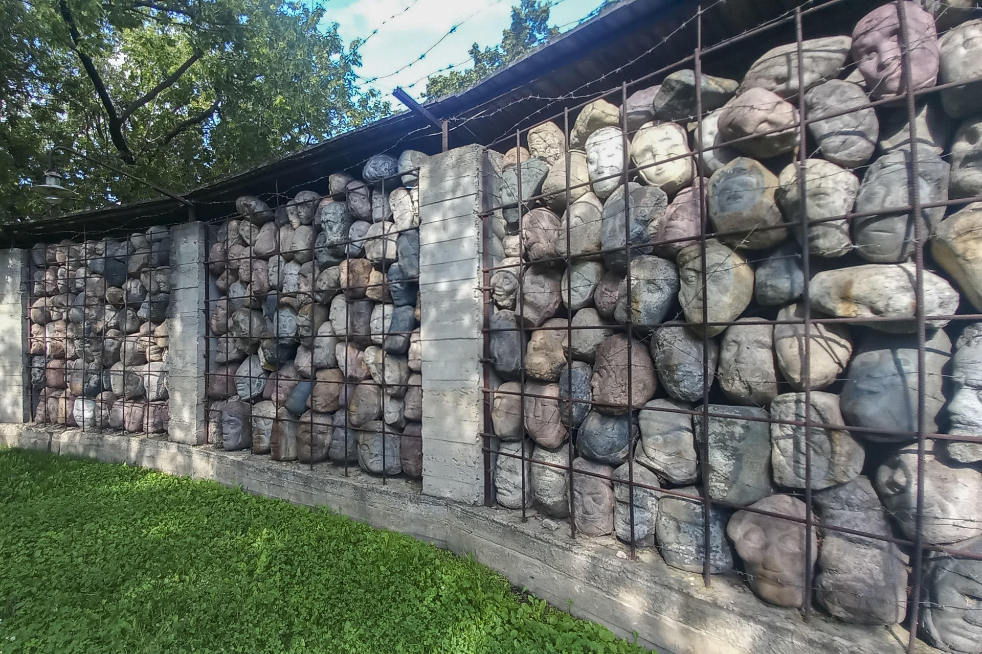 Monumento a las víctimas de los campos de trabajo soviéticos en el Parque de las Artes "Muzeón" de Moscú, Rusia, en una imagen del 7 de agosto de 2025. La rehabilitación de la figura de Stalin ha alcanzado su cénit en Rusia con la revisión del histórico XX Congreso del Partido Comunista de la antigua Unión Soviética. EFE/ Ignacio Ortega