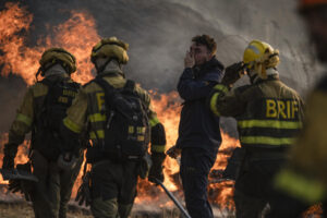 Los bomberos durante las labores de extinción del incendio que afecta este miércoles al municipio de Monterrei (Ourense). EFE/Brais Lorenzo