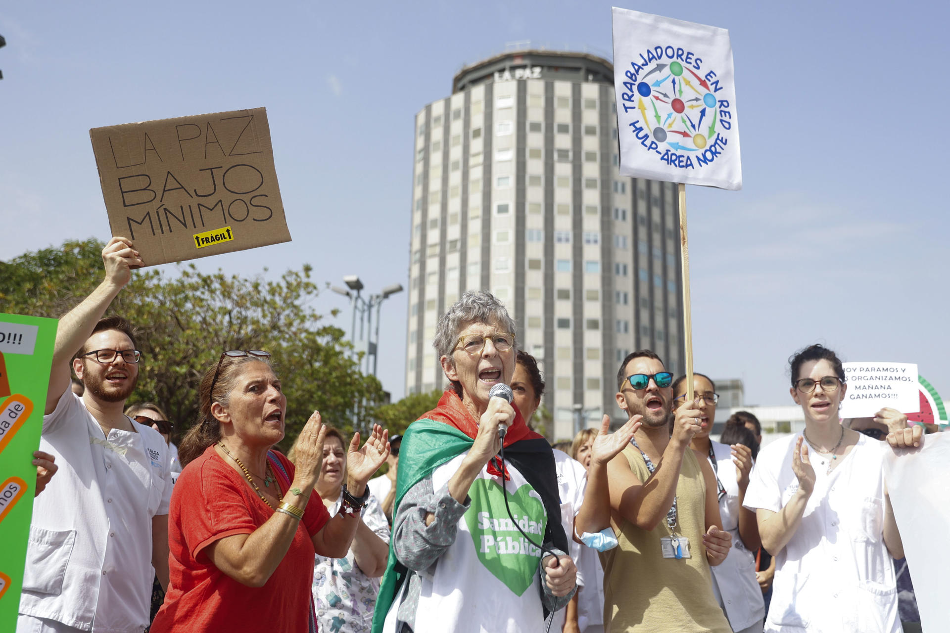 El Sindicato de Trabajadores en Red (TERE) ha convocado una huelga de veinticuatro horas en el Hospital La Paz, desde las 8 de la mañana de este martes, 26 de agosto, a la misma hora del miércoles 27, para llamar la atención sobre "la dramática falta de personal" que sufre ese hospital en verano. En la imagen, profesionales del centro durante la concentración celebrada este martes a las puertas del hospital. EFE/Mario Morón
