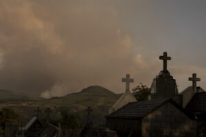 Fotografía de la columna de humo del incendio forestal este viernes, en Chandrexa de Queixa (Ourense), que ya ha calcinado unas cien hectáreas. EFE/ Brais Lorenzo