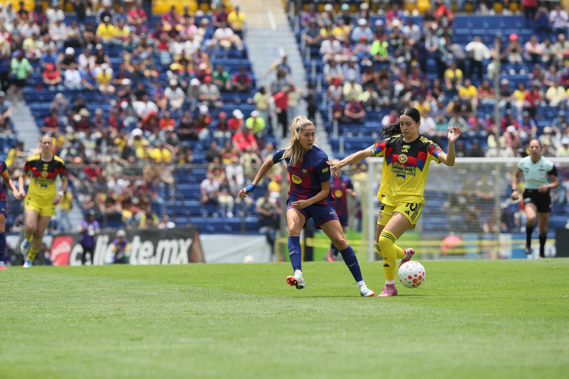 Scarlette Camberos (d) de América disputa un balón con Laia Aleixandri del FC Barcelona este domingo, durante un partido amistoso entre América y FC Barcelona en el Estadio Ciudad de los Deportes, en la Ciudad de México (México). EFE/ Mario Guzmán