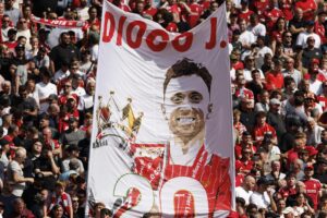 Aficionados del Liverpool despliegan una pancarta durante el partido que su equipo juega este domingo contra el Crystal Palace en homenaje a Diogo Jota, futbolista portugués fallecido el pasado 3 de julio en accidente de tráfico en España. EFE/TOLGA AKMEN