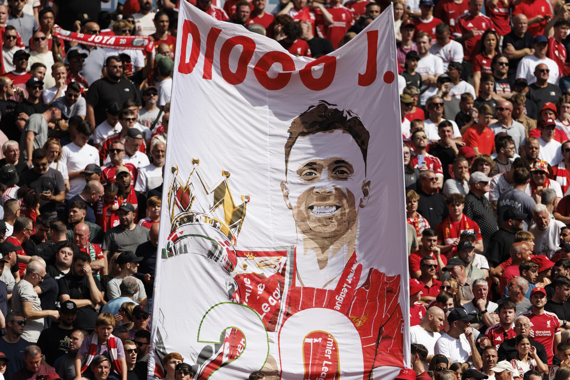 Aficionados del Liverpool despliegan una pancarta durante el partido que su equipo juega este domingo contra el Crystal Palace en homenaje a Diogo Jota, futbolista portugués fallecido el pasado 3 de julio en accidente de tráfico en España. EFE/TOLGA AKMEN