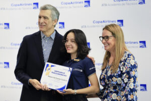 El presidente ejecutivo de Copa Airlines, Pedro Heilbron (i), entrega un certificado de técnico de mantenimiento aeronáutico a Melanie del Carmen Castillo (c), durante una ceremonia este martes, 19 de agosto, en Ciudad de Panamá (Panamá). EFE/Bienvenido Velasco