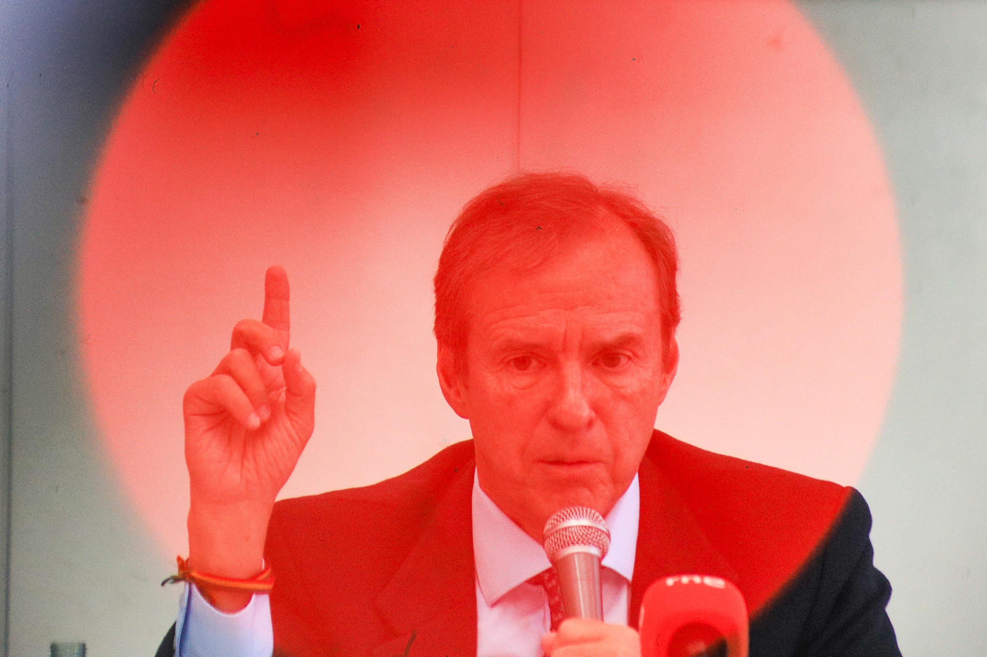 El candidato a la Presidencia de Bolivia por el partido Alianza Libre, Jorge 'Tuto' Quiroga, al intervenir este jueves, 14 de agosto, durante una rueda de prensa, en La Paz (Bolivia). EFE/Gabriel Márquez

